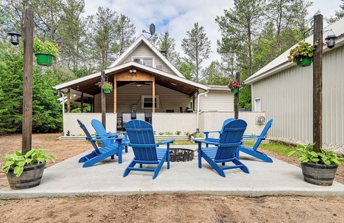 Friendship Cottage | Walk to Castle Rock County Park: Rustic Cabin