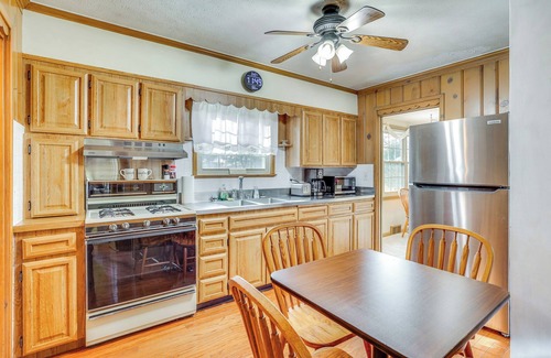 Salem Apartment | Walk to Centennial Park: Apartment w/Garage!