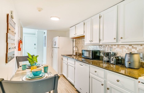 Albany Apartment | Walk to Downtown Albany: Ten Broeck Triangle Apt!