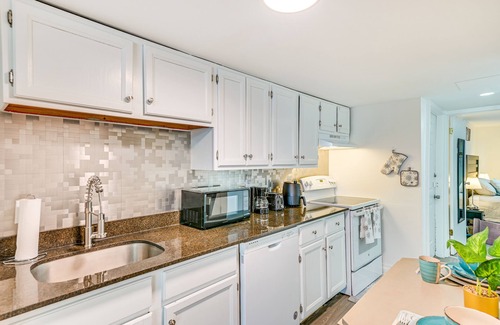 Albany Apartment | Walk to Downtown Albany: Ten Broeck Triangle Apt!