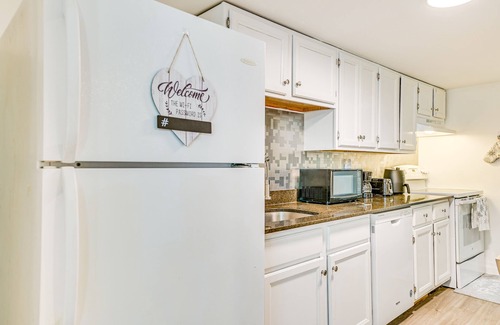 Albany Apartment | Walk to Downtown Albany: Ten Broeck Triangle Apt!