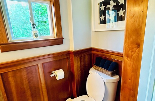 Petoskey House | Walk to Downtown, Cozy, Charming 3BR/1.5 BA with Heat & AC