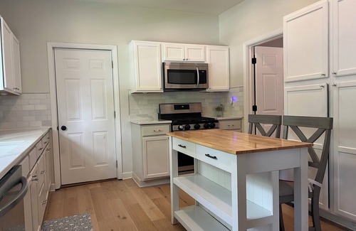Lake Geneva House | WALK TO DOWNTOWN & LAKE GENEVA BEACH - Charming Updated Farmhouse Sleeps 10