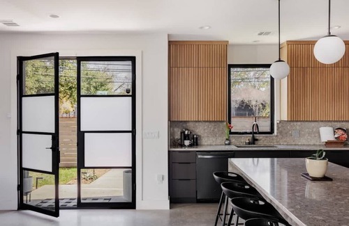 East Cesar Chavez House | Walk to Downtown! Sleeps 18! MiniPutt + GameRoom!