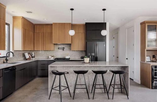 East Cesar Chavez House | Walk to Downtown! Sleeps 18! MiniPutt + GameRoom!