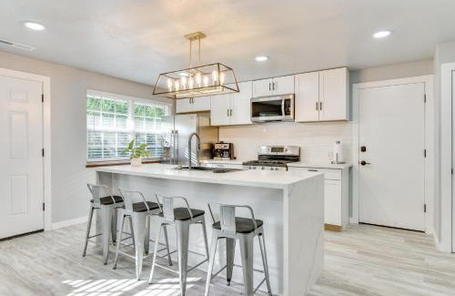 Milwaukie House | Walk to Dtwn Milwaukie Family Gem with Creek Access