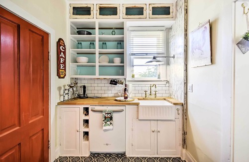 Sturgeon Bay Apartment | Walk to Dtwn Shops & Eats: Sturgeon Bay Retreat