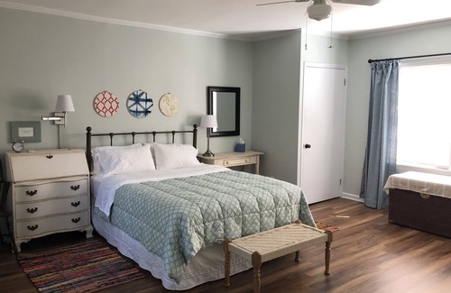 Athens House | Walk to Everything from the 5 Points Carriage House!