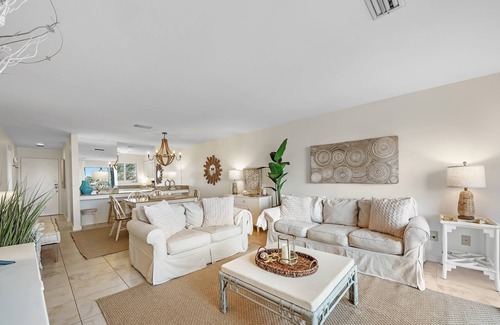 Ono Island Condo | Walk to FloraBama | 2 Pools | 2 Boat Docks w/Slips | My Beach Getaways