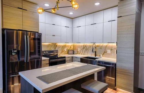 DeBaliviere Place Apartment | Walk to Forest Park | W&D + Parking + Pool + Gym