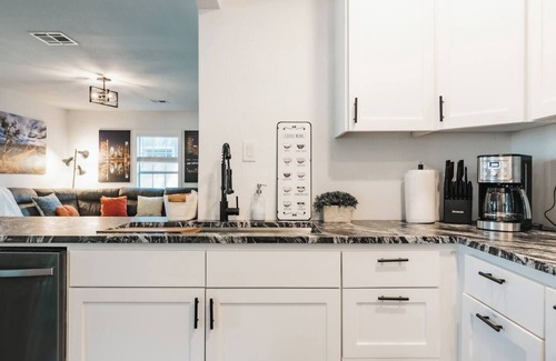 East Cesar Chavez House | Walk to Lake & DT ✔️ Rain-Shower King Bed ❤️ Boating & Foodie Heaven