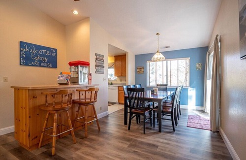 Lakehead House | Walk to Lake/Marina, Game Rm, Hot Tub, Sleeps 10 - Shasta Lakeshore Retreat #12
