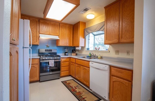 Lakehead House | Walk to Lake/Marina, Game Rm, Hot Tub, Sleeps 10 - Shasta Lakeshore Retreat #12