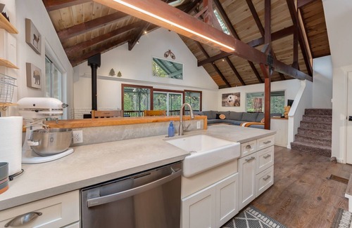 Glencoe Cabin | Walk to Lakemont Pines Lake w/Hot Tub, Pet Friendly