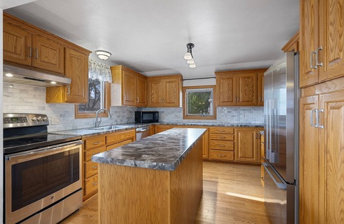 Green Bay House | Walk to Lambeau! Cozy 3 Bed ranch with fenced yard - Pet Friendly!