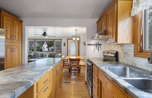 Green Bay House | Walk to Lambeau! Cozy 3 Bed ranch with fenced yard - Pet Friendly!