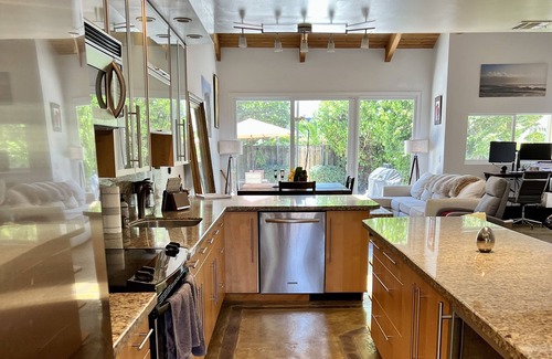 Colee Hammock House | Walk to Las Olas! Great home with huge backyard