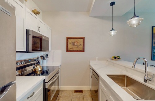 The Blue Mountains Condo | Walk to lifts condo with mountain view, hot tub, & beach access - dog-friendly