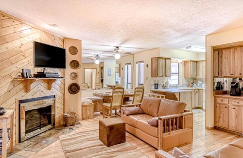 Angel Fire Condo | Walk to Lifts | Cozy Condo | Fireplace | Gold Dust E1