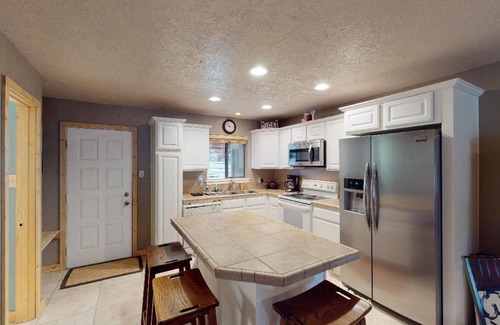Angel Fire Condo | Walk to Lifts | Wooded Area | Rustic Interior | French Henry B2
