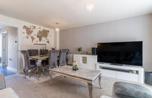 Speke House | Walk to Liverpool Airport - Luxury Stay with EV Charge - Fast WiFi