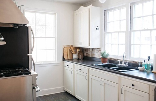 Marietta House | Walk to Marietta Square -The Cottage on Maple