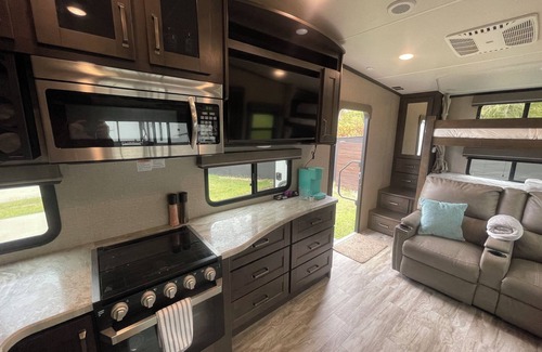 Hot Springs House | Walk to Oaklawn & Bathhouse Row in Downtown Hot Springs Luxury RV in Resort
