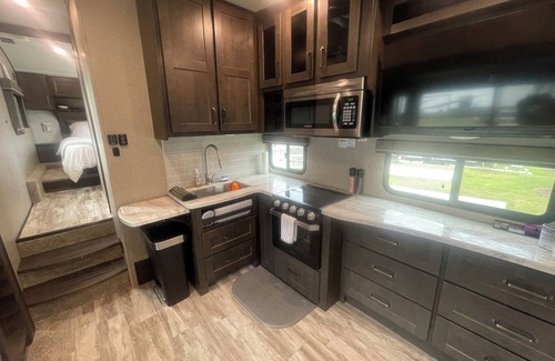 Hot Springs House | Walk to Oaklawn & Bathhouse Row in Downtown Hot Springs Luxury RV in Resort