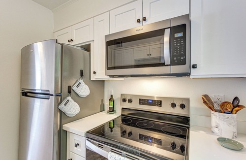 Biloxi Condo | Walk to Ocean Springs Beach: Condo w/Pool!