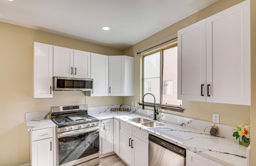 Sylmar House | Walk to Olive View Medical: Home w/Pool Access!