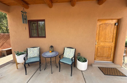Historic Eastside Cottage | Walk to Plaza and Canyon Road in casita of your own!