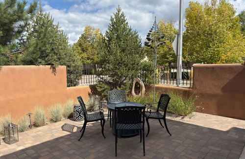 Historic Eastside Cottage | Walk to Plaza and Canyon Road in casita of your own!