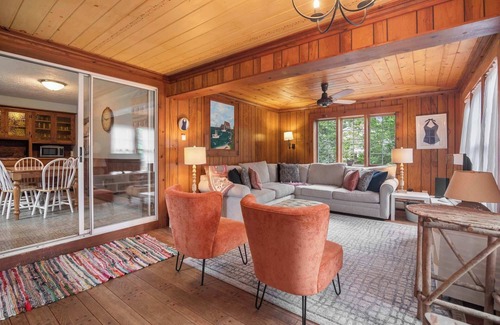 East Harwich House | Walk to Private Beach on Buck's Pond!