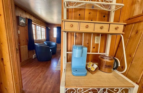 Grand Lake Cabin | Walk to public beach and town!