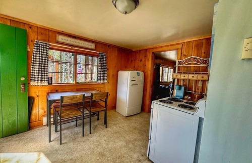 Grand Lake Cabin | Walk to public beach and town!