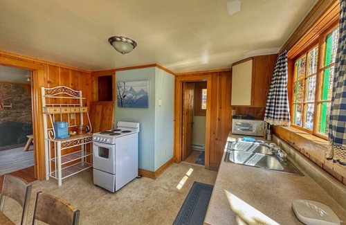 Grand Lake Cabin | Walk to public beach and town!