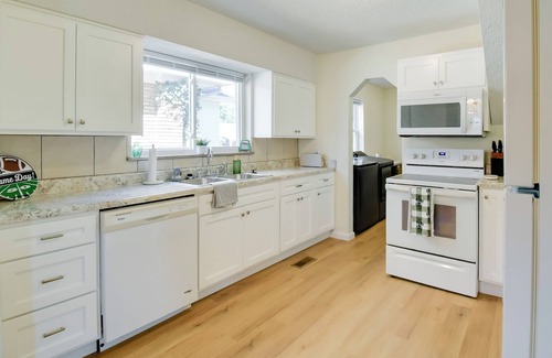 Huntington House | Walk to Ritter Park: Renovated Home Near Marshall!
