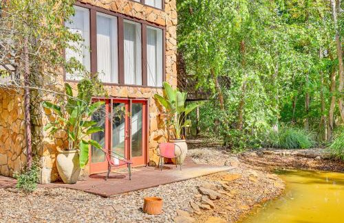 Dover House | Walk to School House Winery Home with Deck!