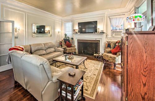 Reading Apartment | Walk to Shops, Dining and City Park Reading Apt