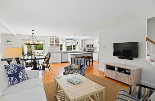 Orleans House | Walk to Skaket Beach: Charming Cottage w/Deck