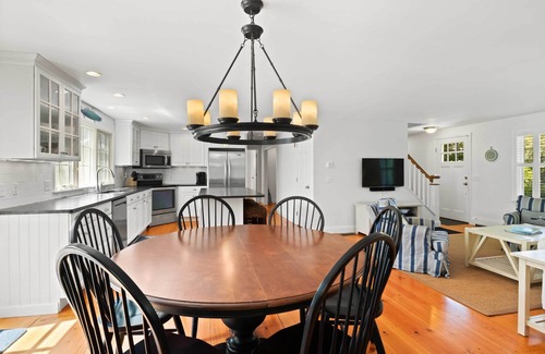 Orleans House | Walk to Skaket Beach: Charming Cottage w/Deck