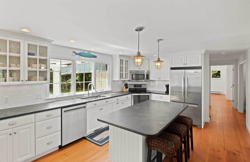 Orleans House | Walk to Skaket Beach: Charming Cottage w/Deck