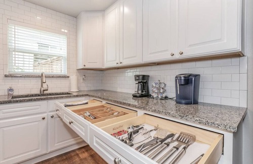 Arlington House | Walk to Stadium | 3BR w/Lush Yard + Patio