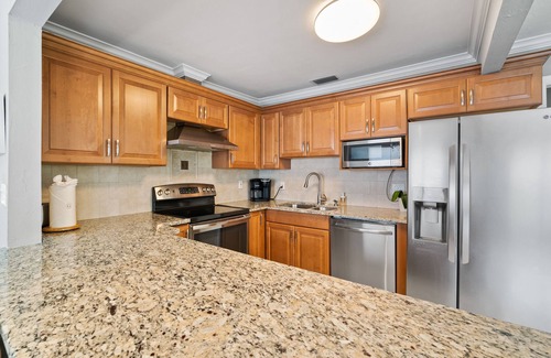 North Naples House | Walk to the beach, restaurants, grocery and more! Enjoy all Naples has to offer