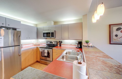 Chelan Condo | Walk to the Lake: Chelan Condo w/Mtn Views!