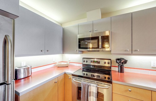 Chelan Condo | Walk to the Lake: Chelan Condo w/Mtn Views!