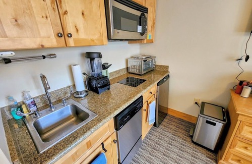 Crested Butte Hotel | Walk to the slopes! Base Area Location w/Free Shuttle! Shared Hot Tub & Pool! G