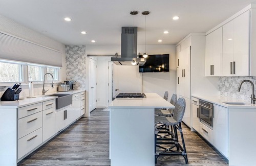 Southampton House | Walk to the Village! Charming modern farmhouse.