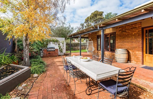 Margaret River House | Walk to town, cosy wood fire & pet friendly.