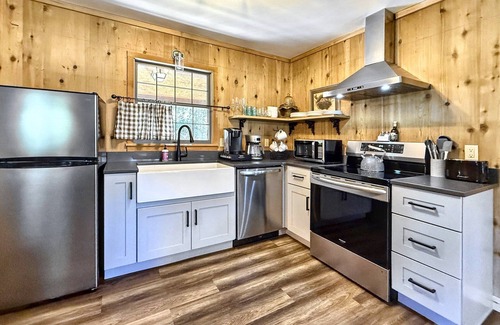 Highlands Cabin | Walk to town,covered deck dining,wood-burning fireplace